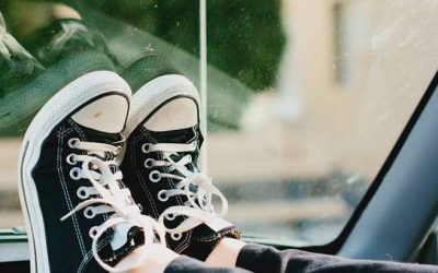 Riesgo de viajar con los pies en el salpicadero