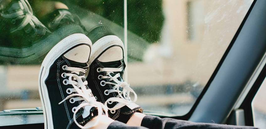 Riesgo de viajar con los pies en el salpicadero