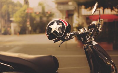 ¿Cómo nos protege el casco de la moto?