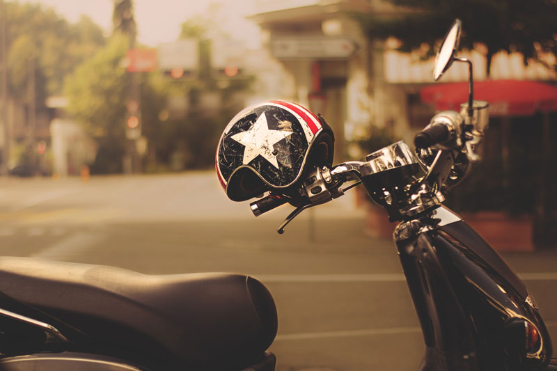¿Cómo nos protege el casco de la moto?